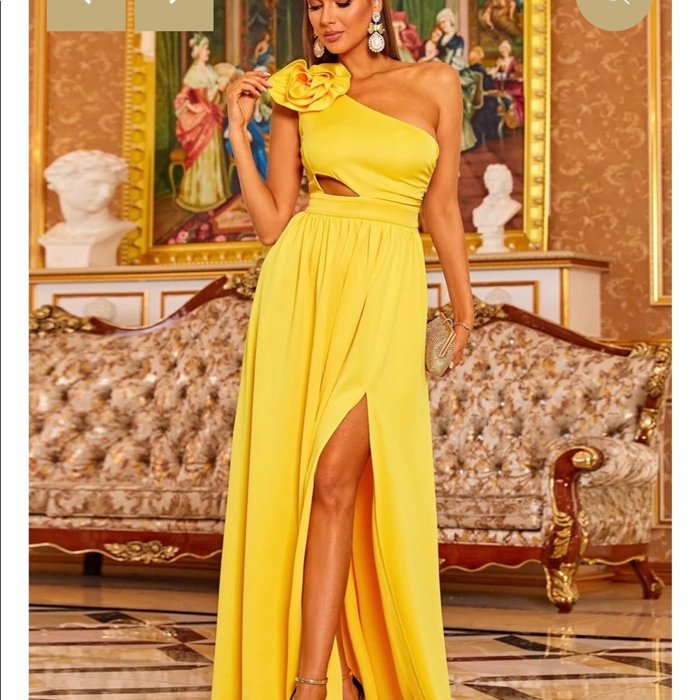 Yellow one shoulder gown!!